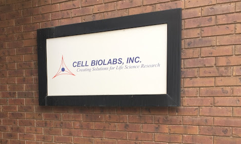 Cell Biolabs 벽면에 붙어 있는 회사 간판